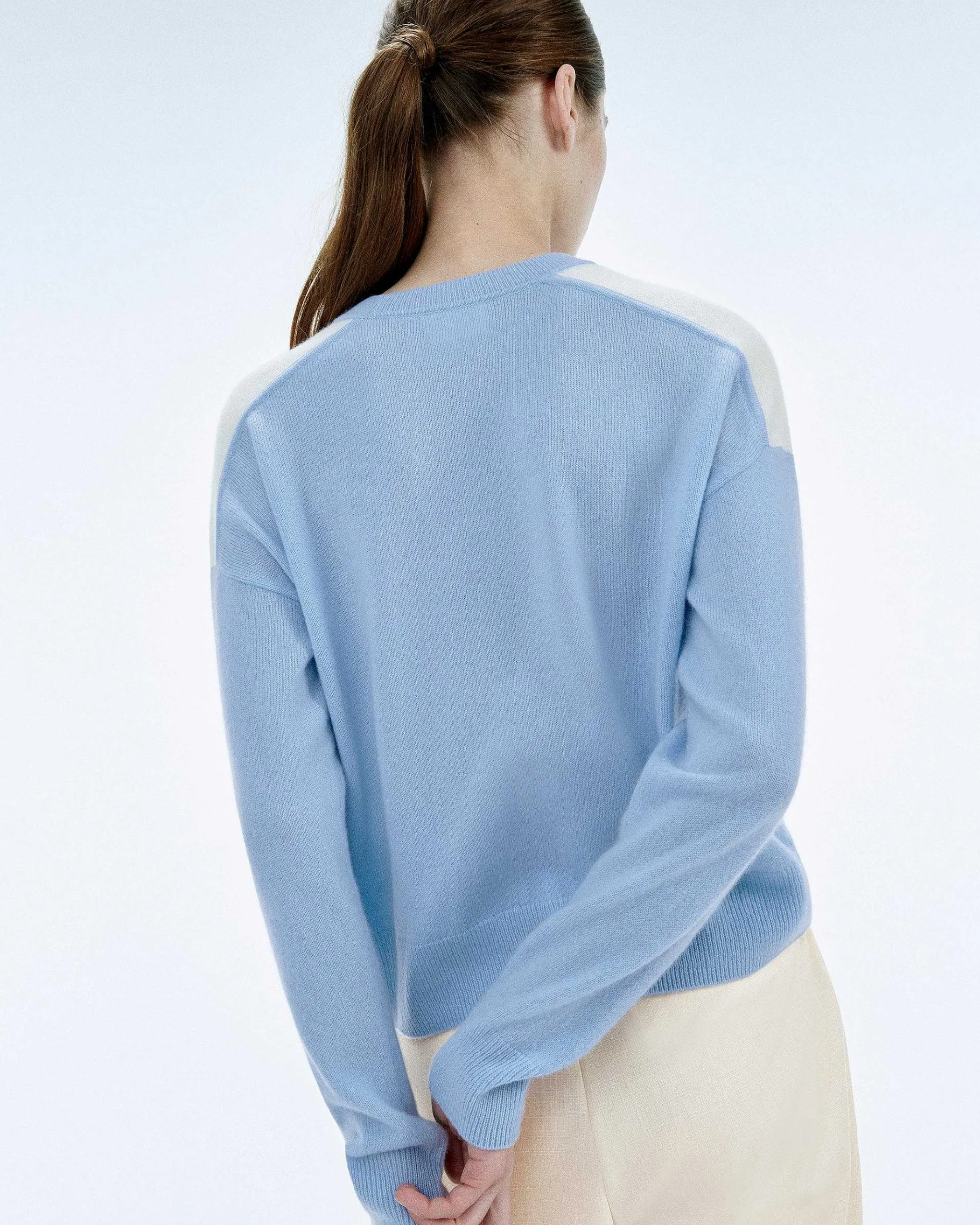 FROM FUTURE Pull Col Rond Bicolore Et Broderie Baby Blue