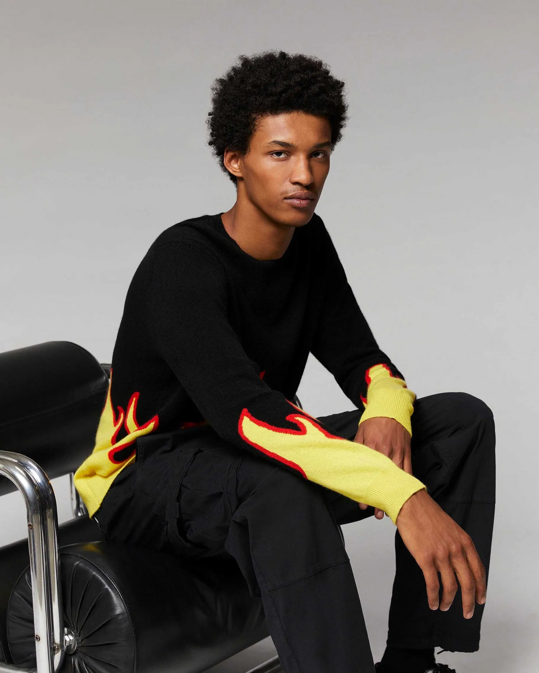 Sale FROM FUTURE Pull Col Rond Flammes Noir