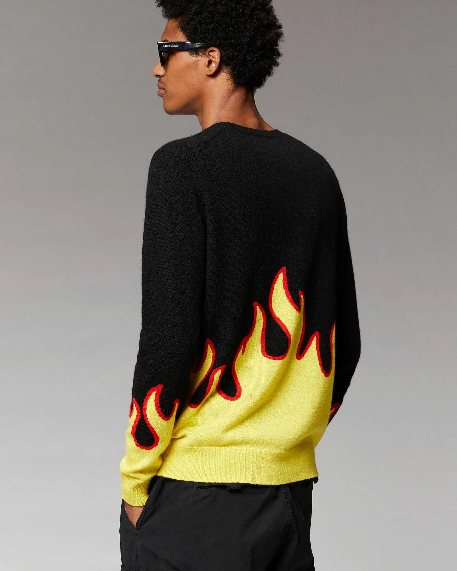 Sale FROM FUTURE Pull Col Rond Flammes Noir