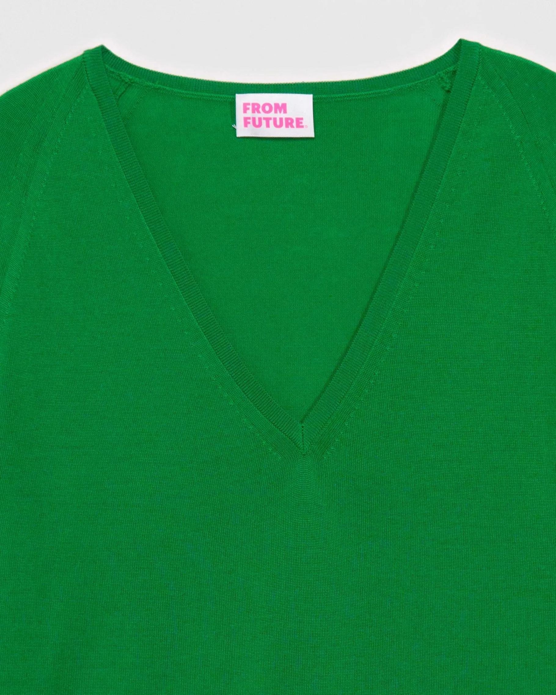 New FROM FUTURE Pull Col V Oversize